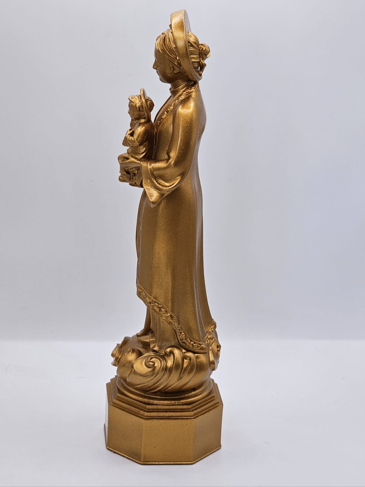 Estatuilla de Nuestra Señora de los Vang