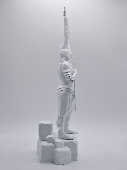 Statuette de Sainte Jeanne d’Arc – Fabriquée en France et Peinte à la Main