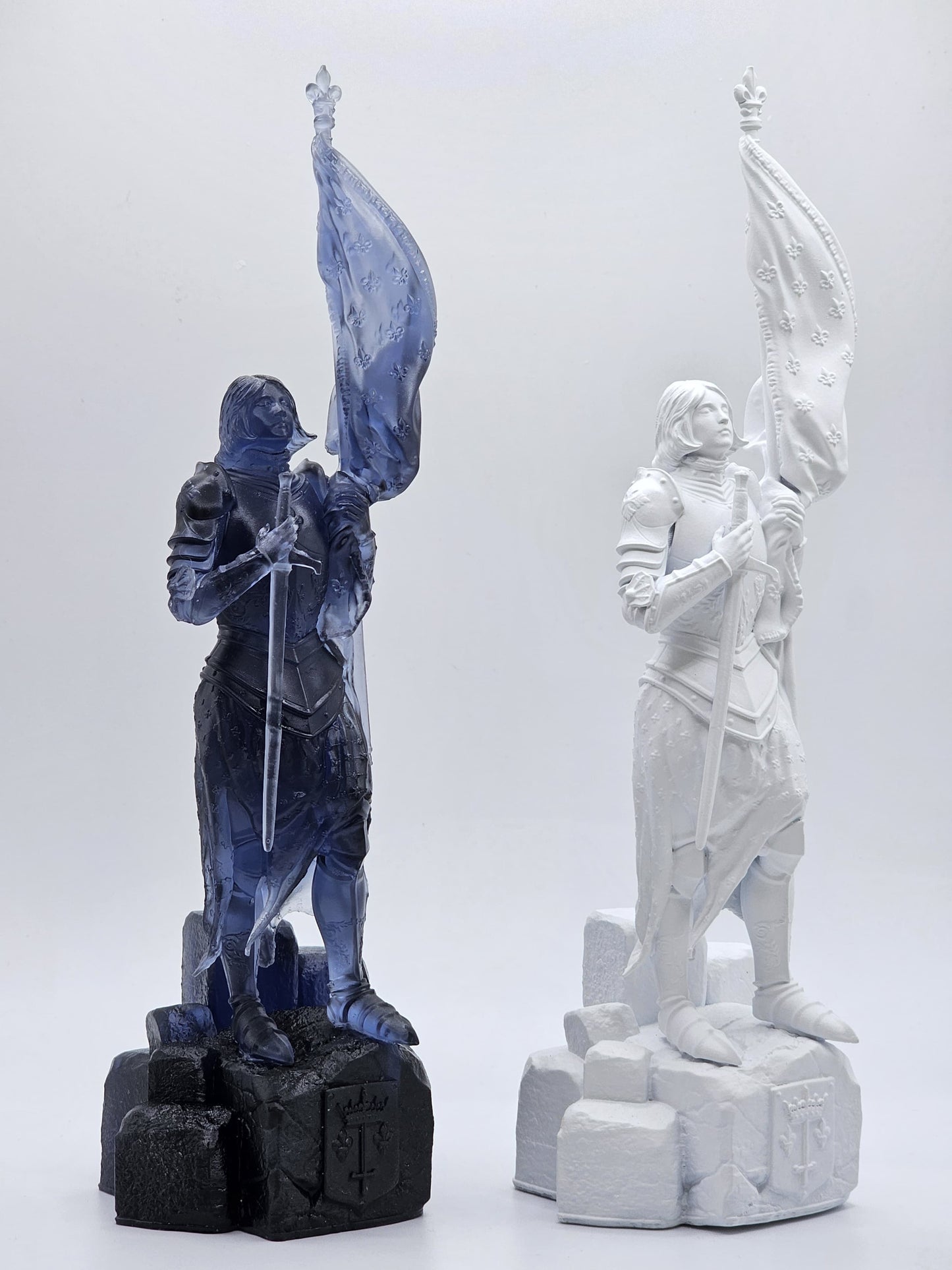 Statuette de Sainte Jeanne d’Arc – Fabriquée en France et Peinte à la Main