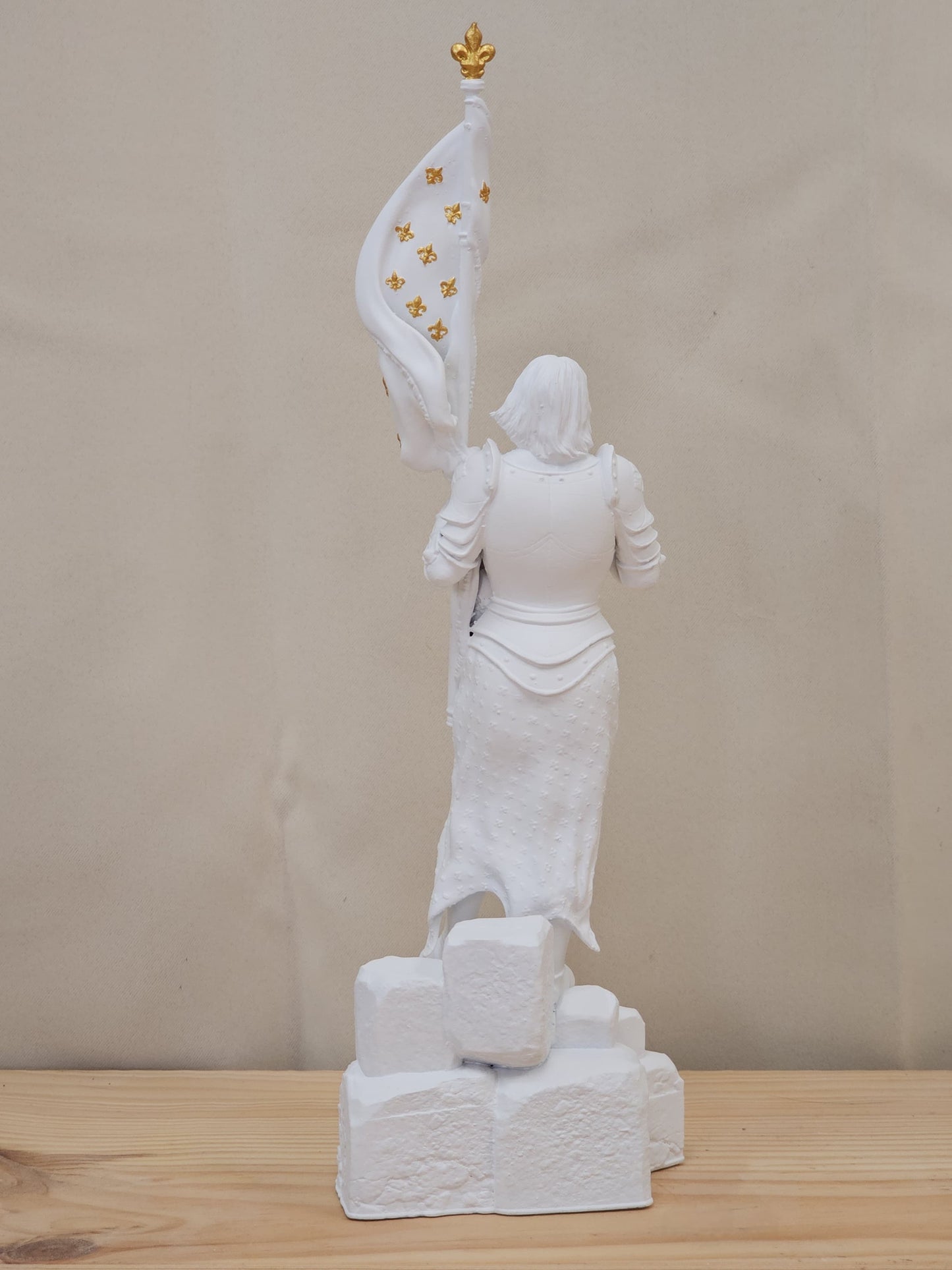 Statuette de Sainte Jeanne d’Arc – Fabriquée en France et Peinte à la Main