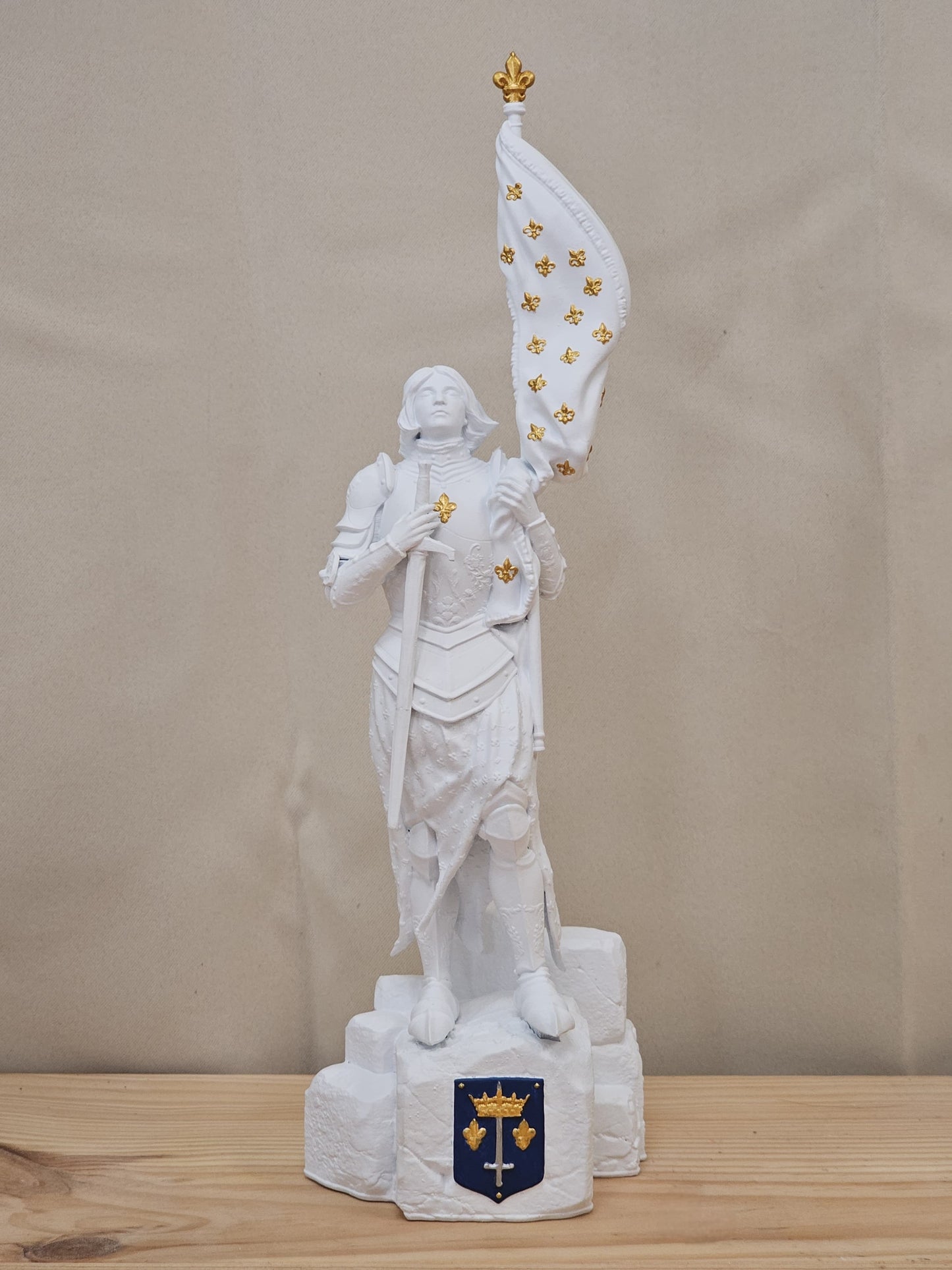 Statuette de Sainte Jeanne d’Arc – Fabriquée en France et Peinte à la Main