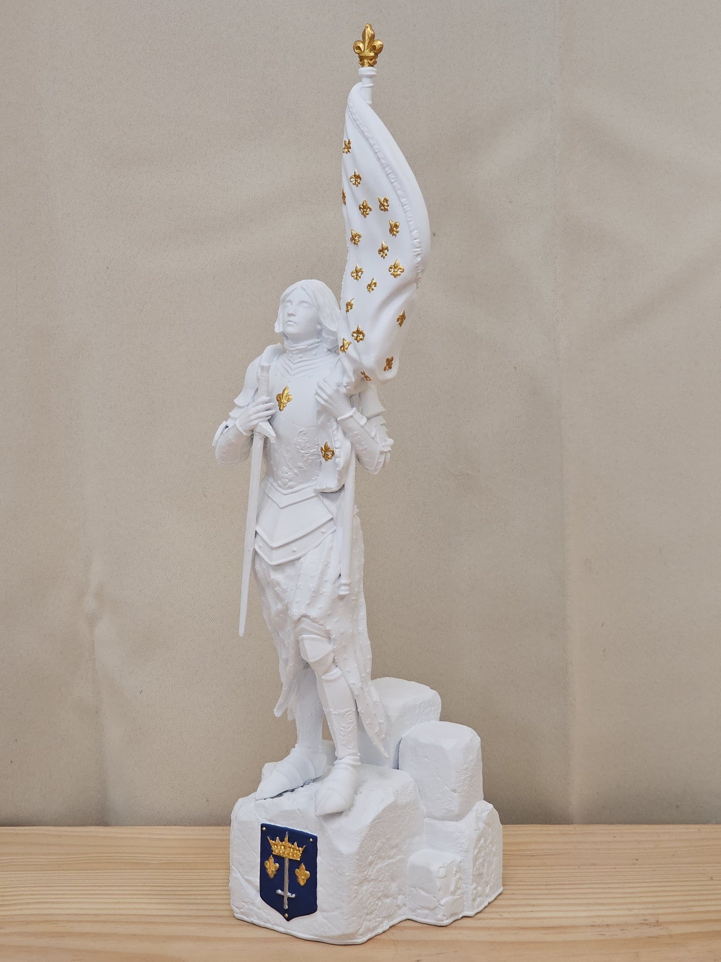 Statuette de Sainte Jeanne d’Arc – Fabriquée en France et Peinte à la Main