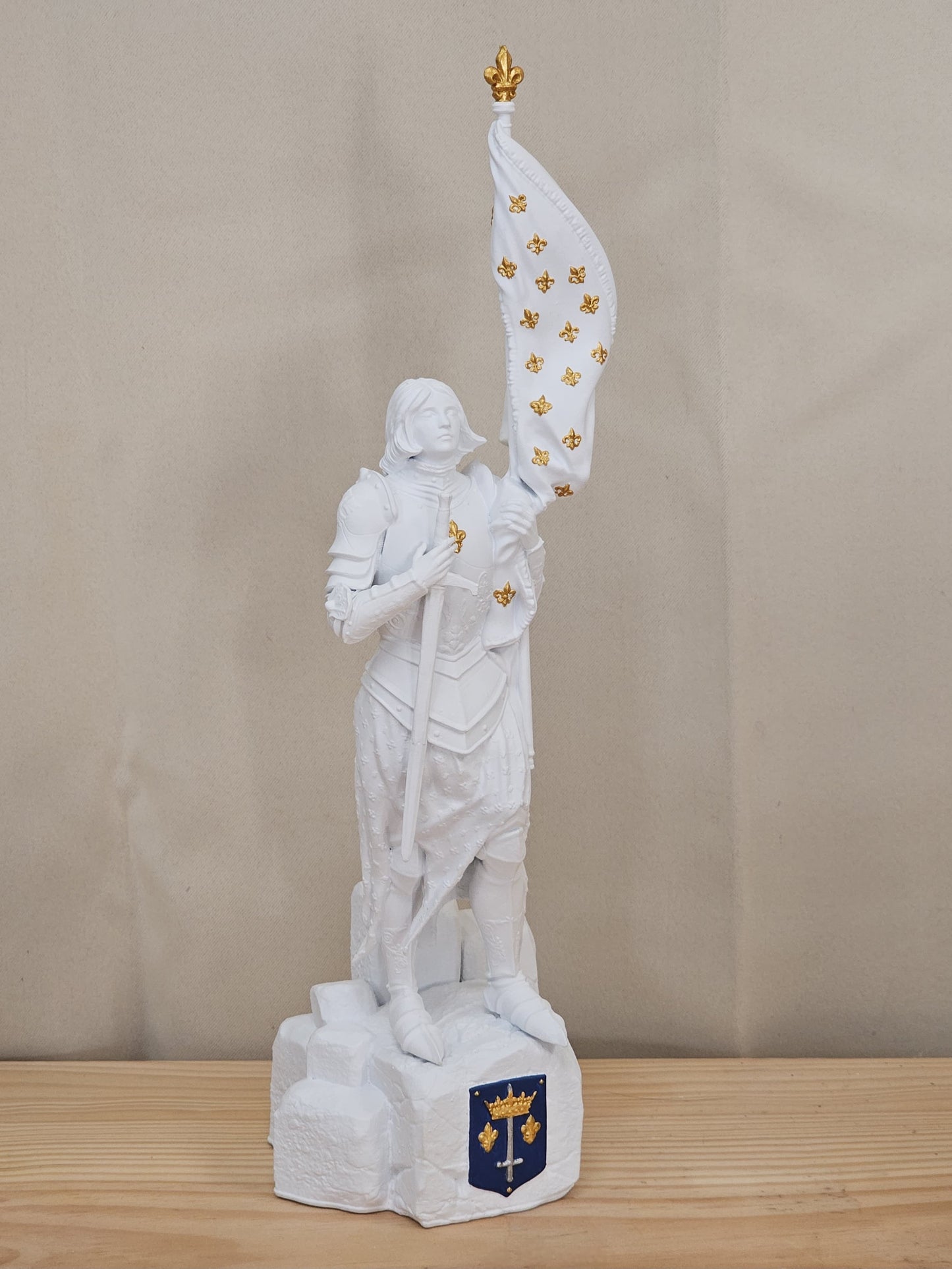 Statuette de Sainte Jeanne d’Arc – Fabriquée en France et Peinte à la Main