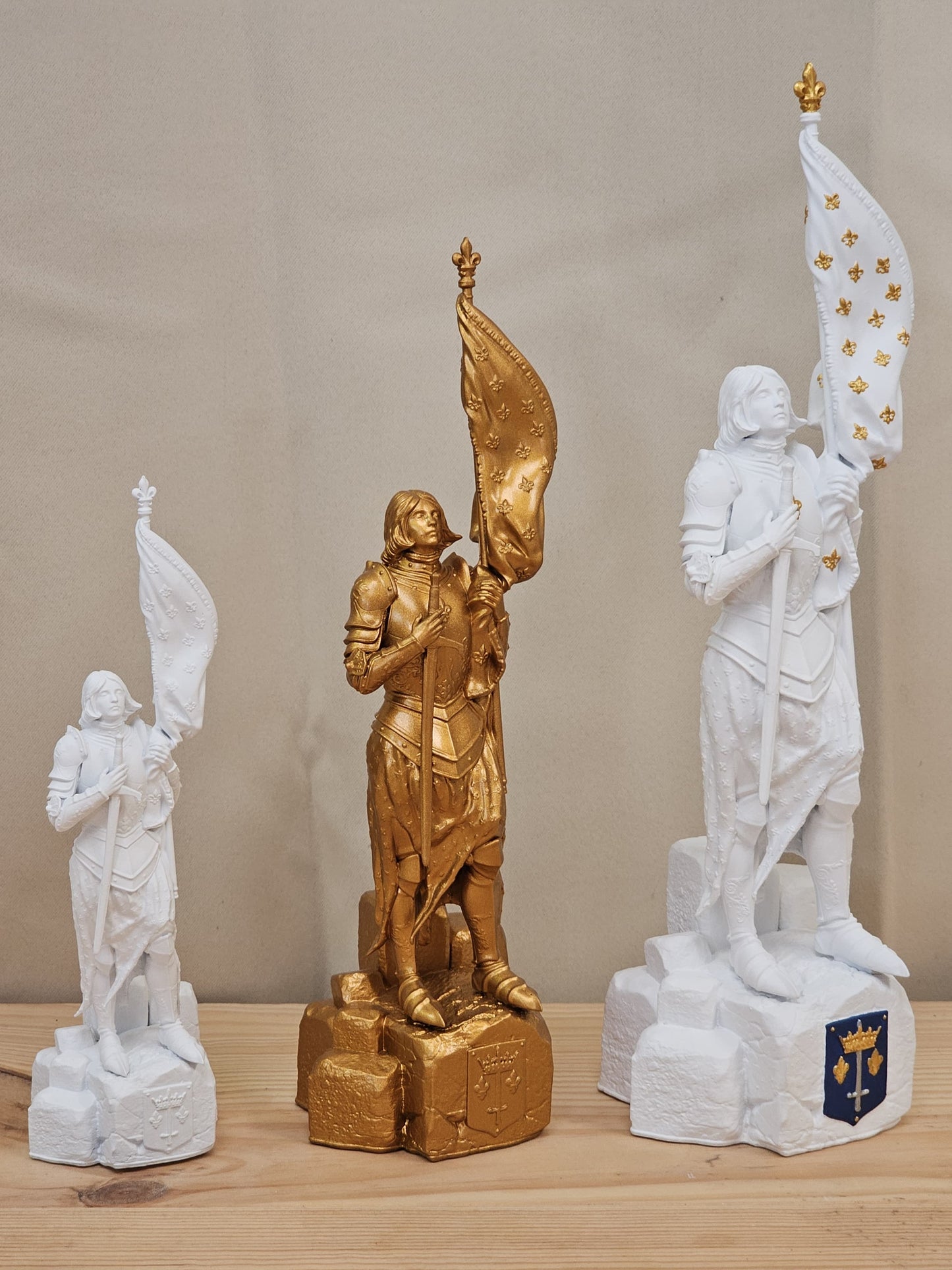 Statuette de Sainte Jeanne d’Arc – Fabriquée en France et Peinte à la Main