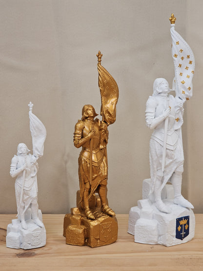 Statuette de Sainte Jeanne d’Arc – Fabriquée en France et Peinte à la Main