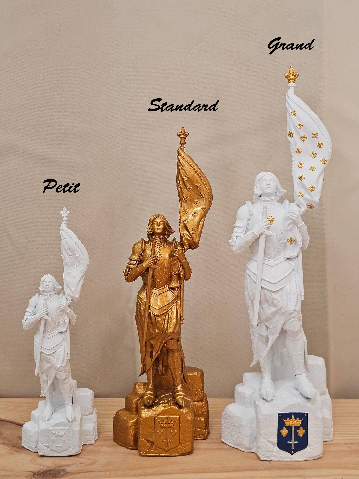 Statuette de Sainte Jeanne d’Arc – Fabriquée en France et Peinte à la Main