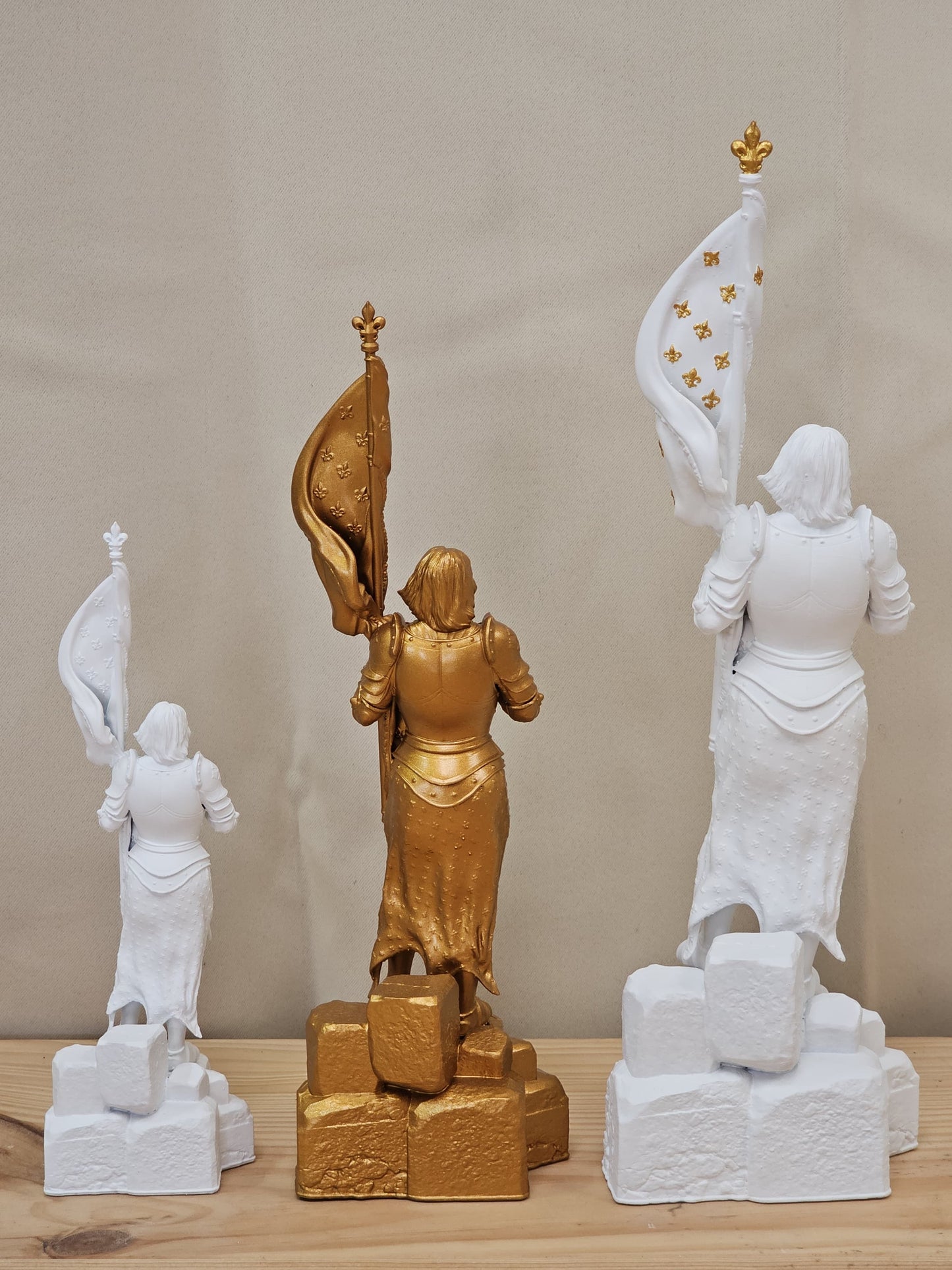 Statuette de Sainte Jeanne d’Arc – Fabriquée en France et Peinte à la Main