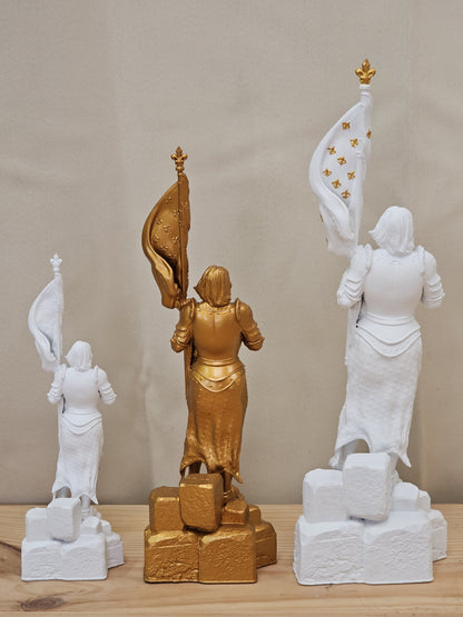 Statuette de Sainte Jeanne d’Arc – Fabriquée en France et Peinte à la Main